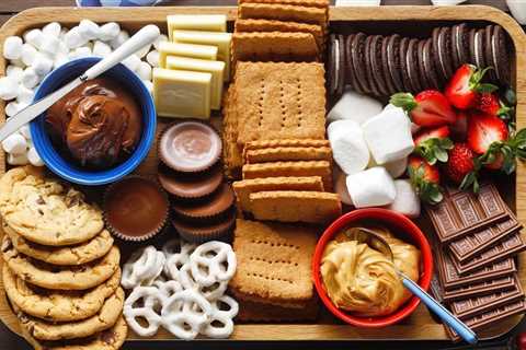 We Made This S'mores Board, and It's a Ridiculously Easy Summer Dessert