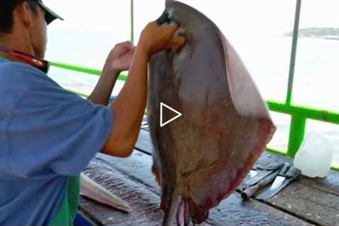 Fish cutting: Stingray -  Seafood in El Salvador