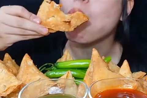 ASMR Eating SAMOSA''''S + Green Chillies | Indian Street Food |#asmr #streetfood #eatingshow