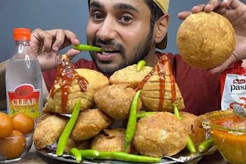 EATING KACHORI WITH SPICY ALOO JHOLE, NOODLE SAMOSA WITH GREEN CHILLI | INDIAN STREET FOOD EATING