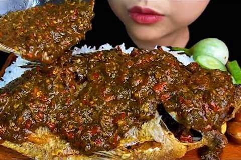 EATING SPICY WHOLE FISH||FRIED FISH WITH ROSELLE LEAVES CURRY & JENGKOL