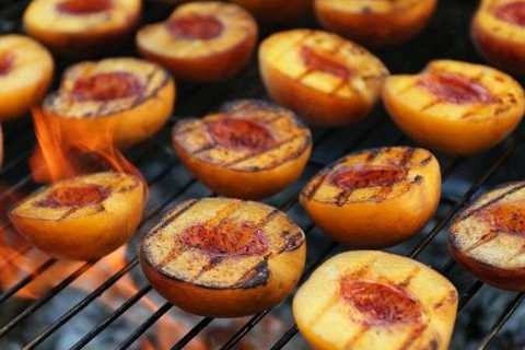 Easy Grilled Peaches (With Cinnamon-Brown Sugar)
